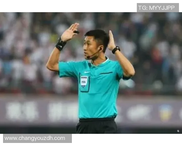 足球球星质疑裁判判罚引发舆论热议与球迷激烈讨论